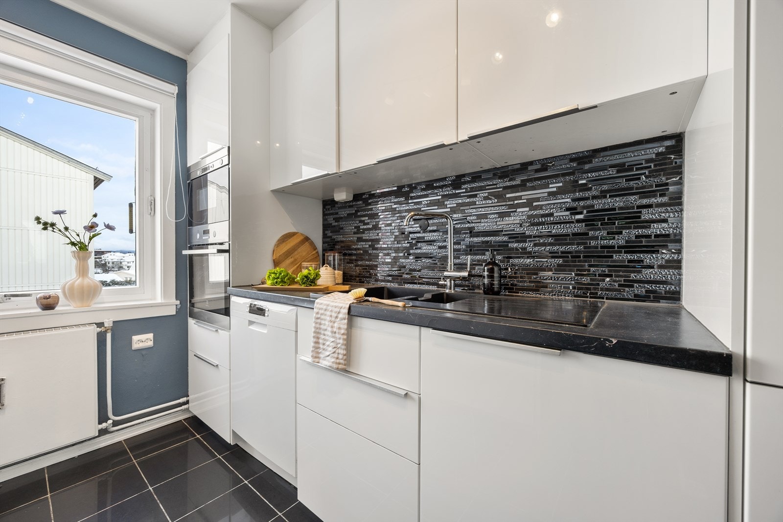 Integrert stekeovn, mikrobølgeovn og platetopp, samt opplegg for oppvaskmaskin. Galleribilde