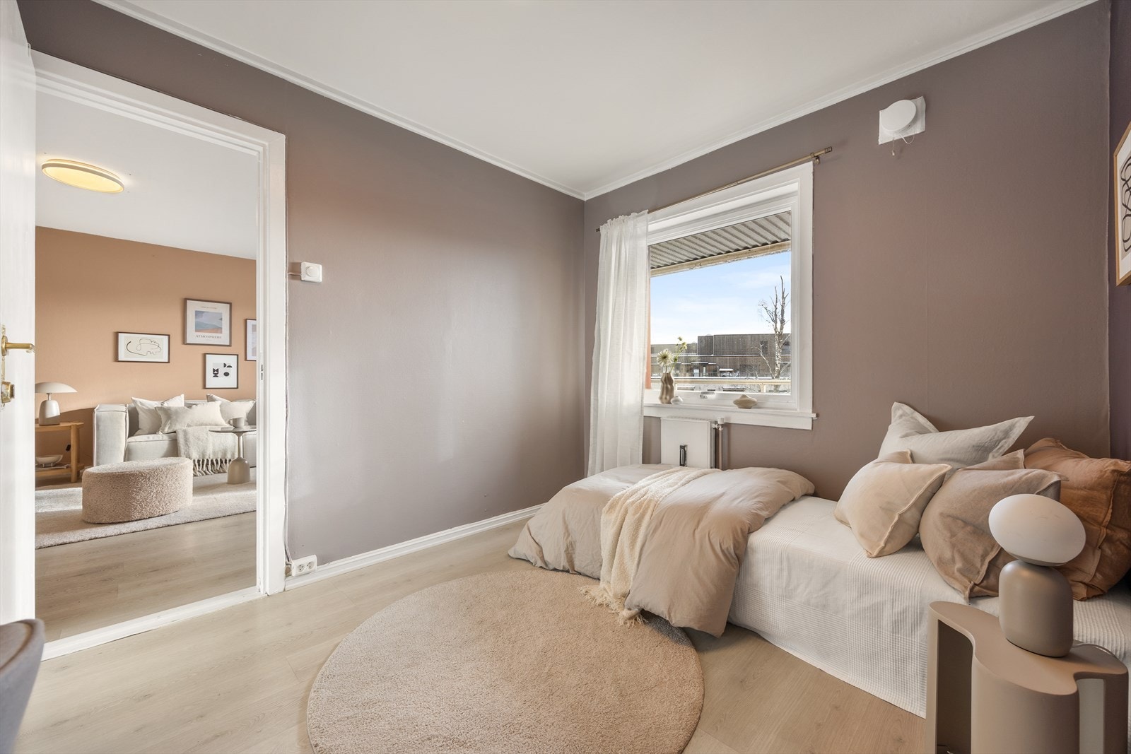 Utsikt fra soverommet mot stuen, som viser den tradisjonelle planløsningen. Galleribilde