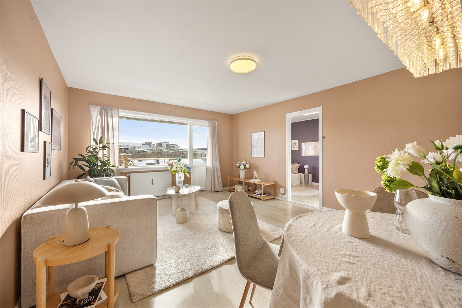 Spiseplassen er naturlig plassert i tilknytning til både stue og kjøkken. Galleribilde