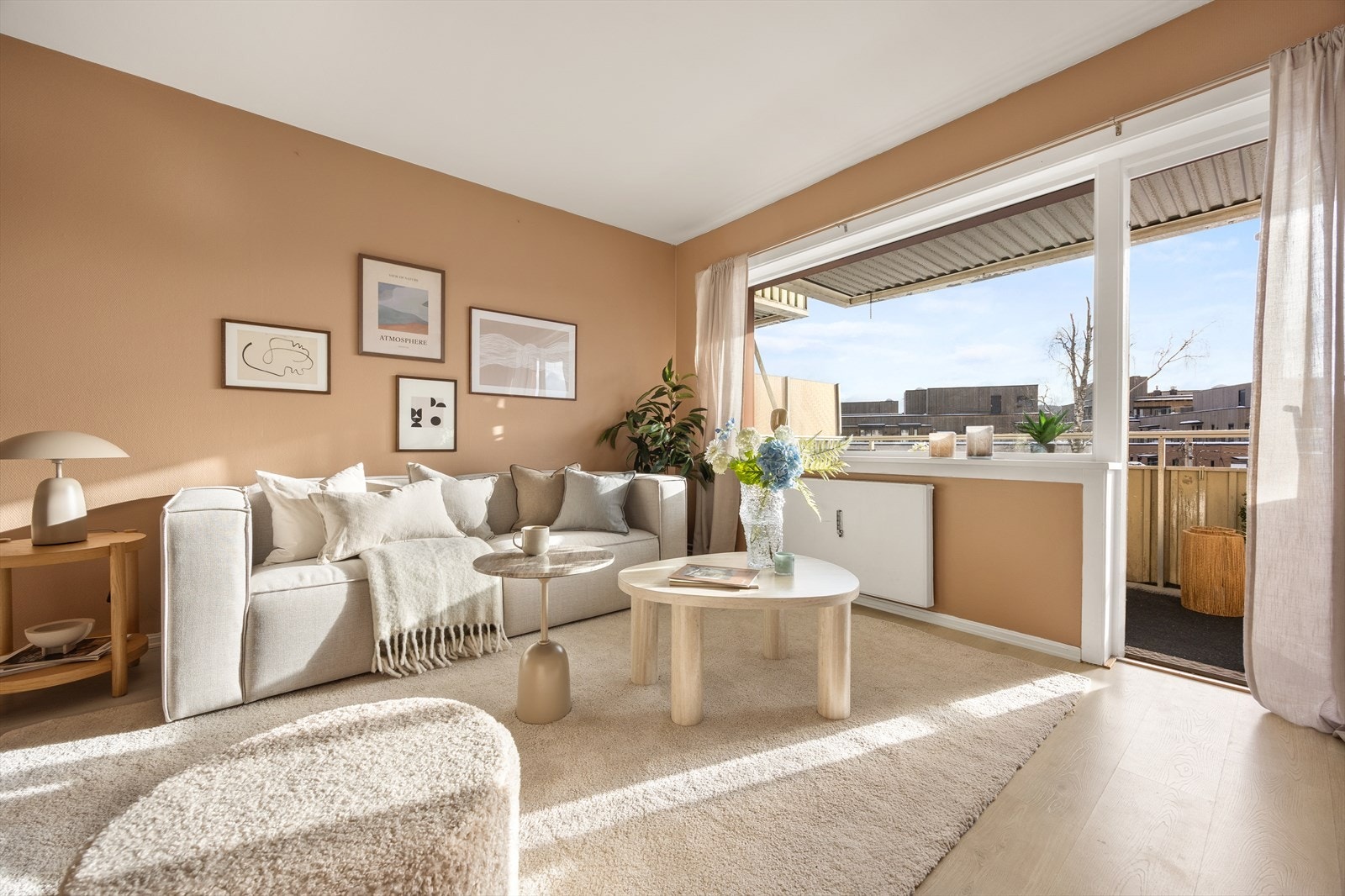 Utgang til balkongen via terrassedør med isolerglass. Galleribilde