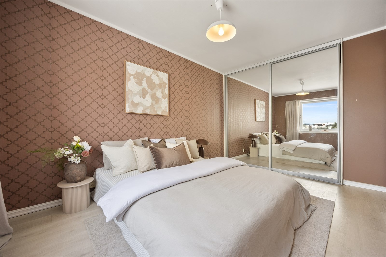 Hovedsoverommet har god plass til dobbeltseng og en stor skyvedørsgarderobe. Galleribilde