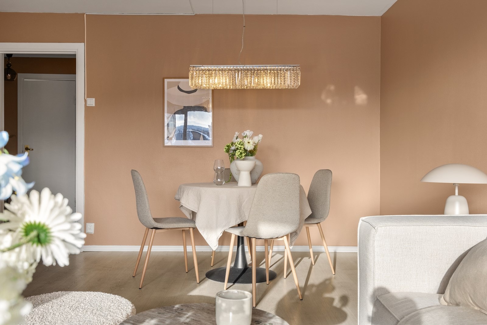 En egen sone for spisebordet gir en fin ramme rundt måltidene. Galleribilde