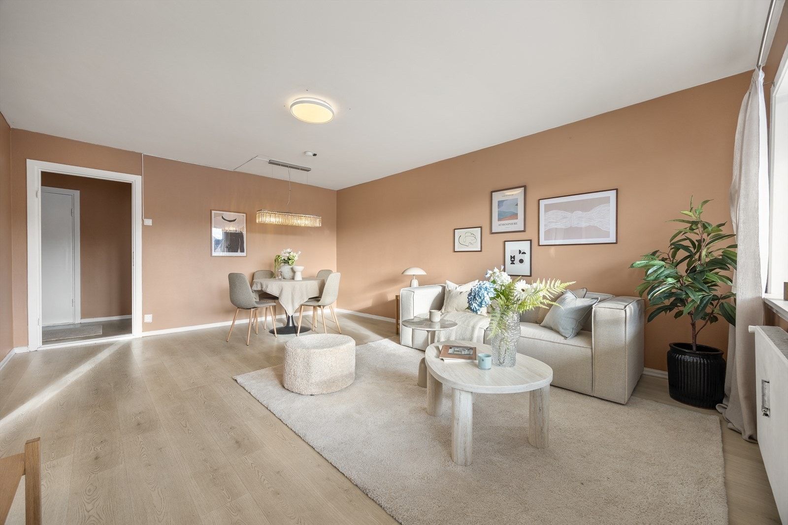 Den romslige stuen har en god planløsning som enkelt rommer både sofagruppe og spisebord. Galleribilde