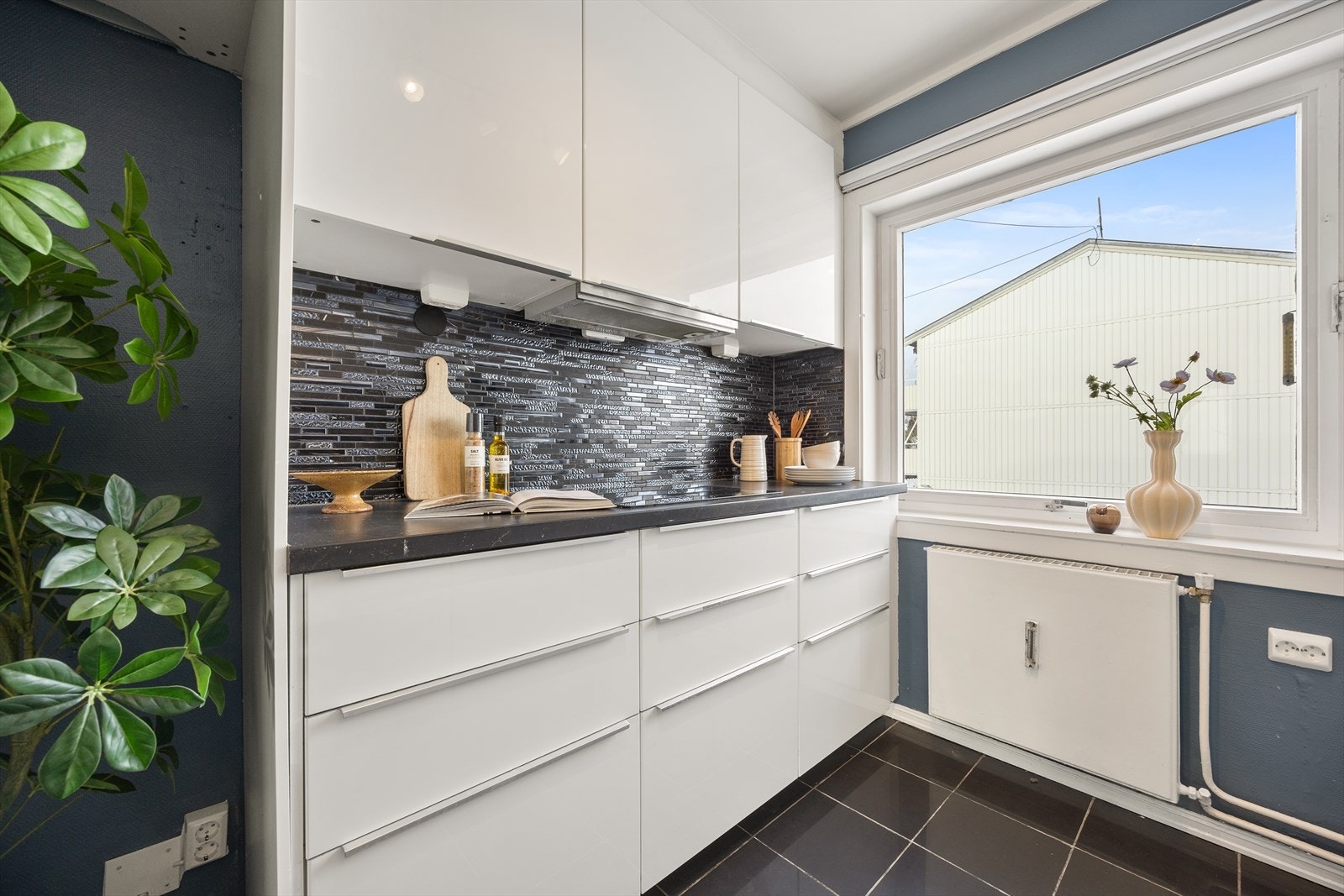 Godt med både skap- og benkeplass på begge sider av rommet. Galleribilde