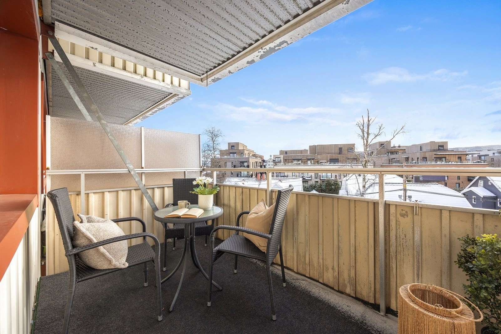 Balkongen er i en solid metallkonstruksjon med rekkverk på 1,06 meter. Galleribilde