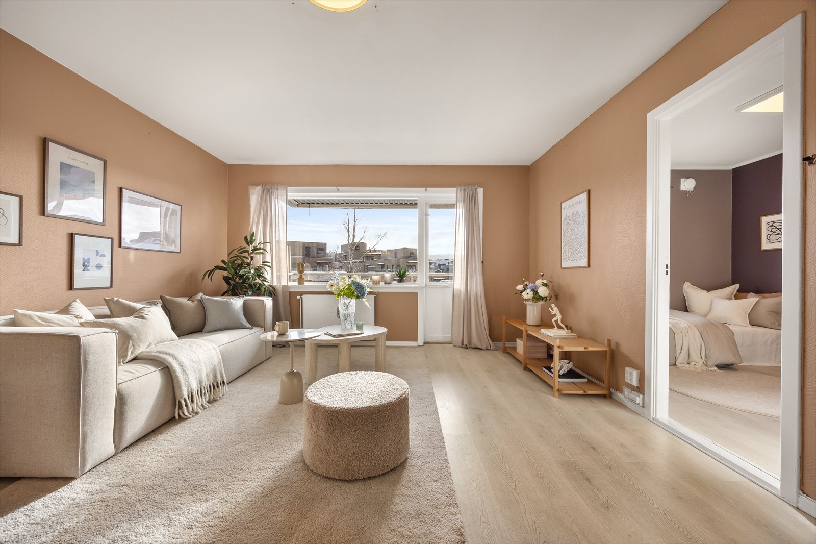 Store vindusflater gir rikelig med naturlig lys inn i rommet. Galleribilde