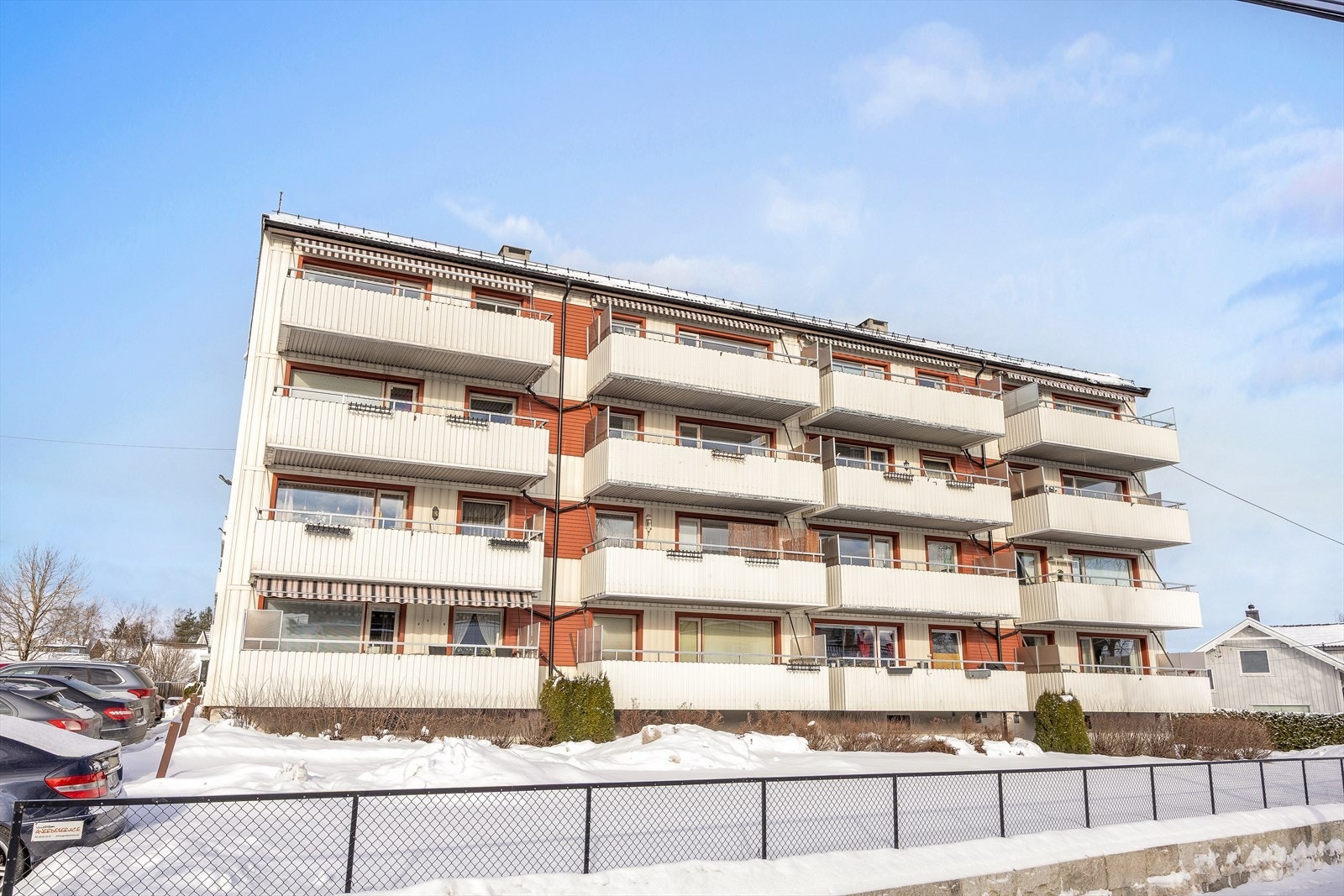 Fasaden mot balkongsiden viser bygningens tradisjonelle arkitektur. Galleribilde