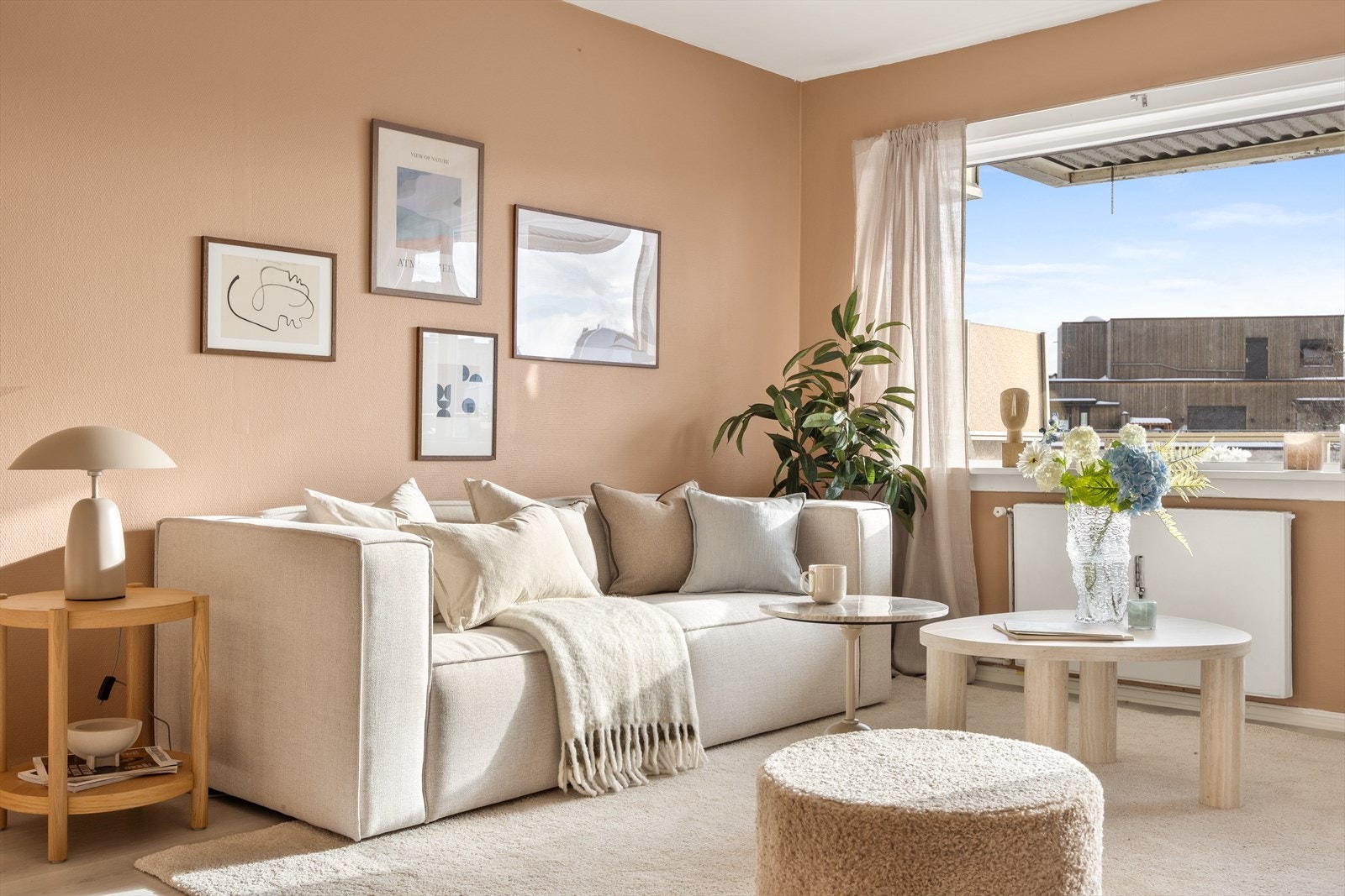 Oppvarming via radiatorer tilknyttet felles varmeanlegg sikrer jevn temperatur. Galleribilde