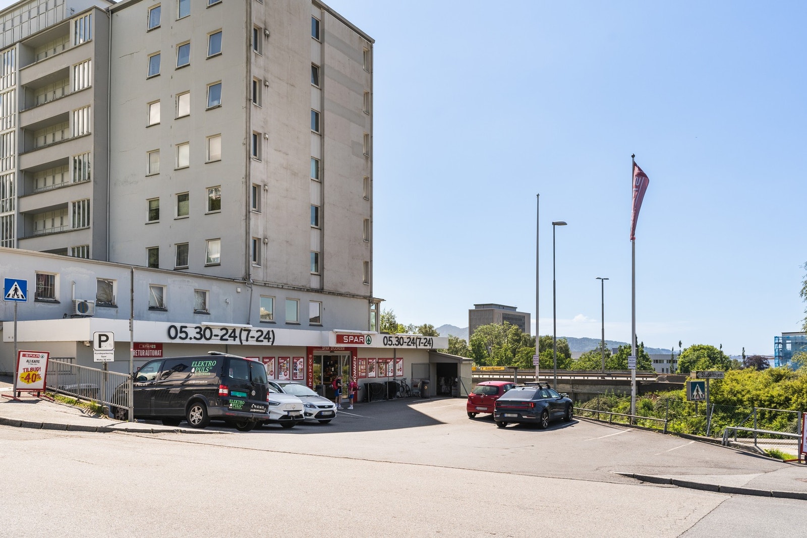 Hverdagsinnkjøp gjøres enkelt - Spar Øyjorden (ca.7 min gange) og Rema 1000 Helleveien (ca. 9 min gange) ligger i nærområdet. Det finnes også bensinstasjon i området for enkel tilgang til drivstoff og kioskvarer. Galleribilde