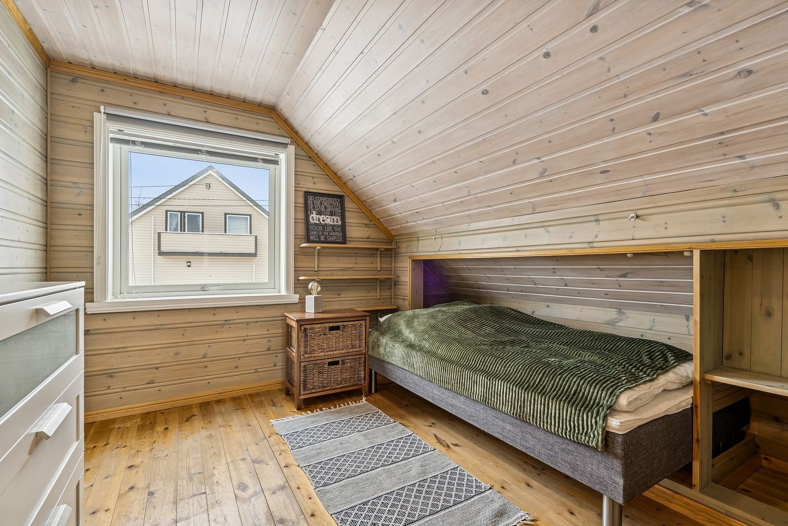 Her har det vært plassbygd seng, men det er nå satt inn en litt bredere variant. Galleribilde