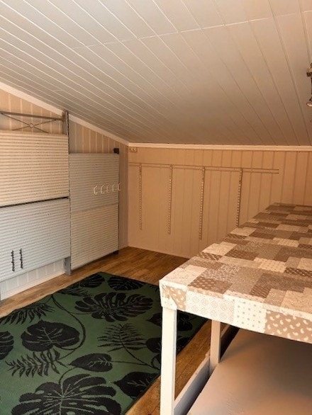 Snekkerboden ligger bak garasjen. Det er innlagt strøm i boden. Galleribilde