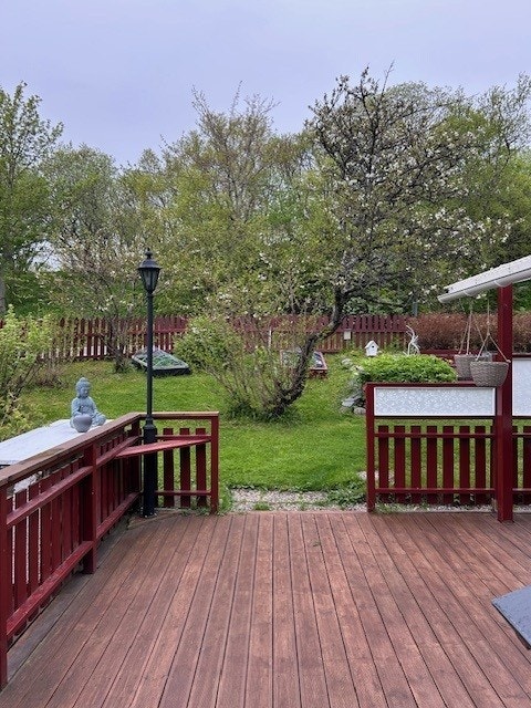 Selgers bilde. Deler av terrassen er takoverbygd med gjennomskinnelig tak. I hagne kan vi skimte flere plantekasser og ett av kirsebærtrærne. Galleribilde