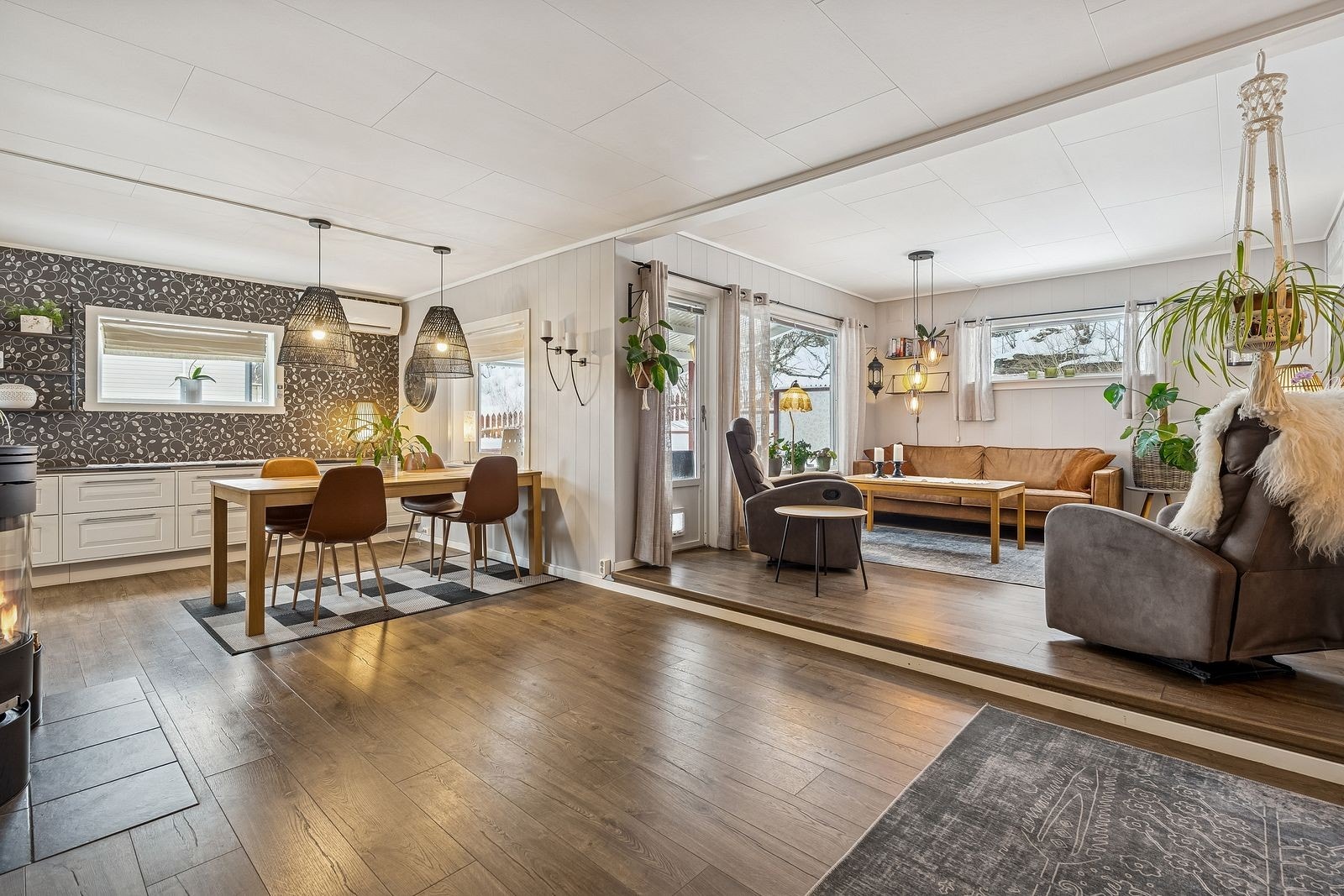 Stuen ble tilbygd i 2002 og det ble oppført loftsstue med hems i 2. etg. over stuen. Adkomst fra stuen til trapperommet opp. Her er det utgang til terrassen som fører til hagen og utestuen. Galleribilde