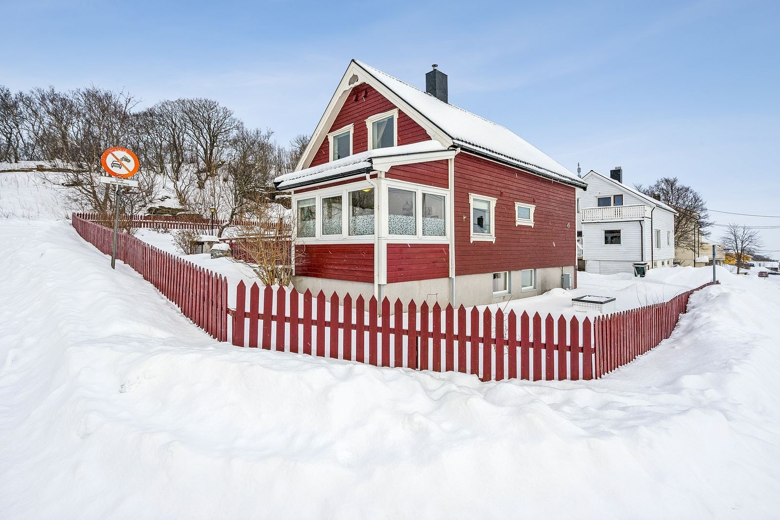 Velkommen til åsgata 45 - en fin eiendom med gode kvaliteter som frittstående garasje med bod, utestue, sykkelbod, overbygd inngangsparti og nærheten til sentrum, skole, samt tursti. Galleribilde