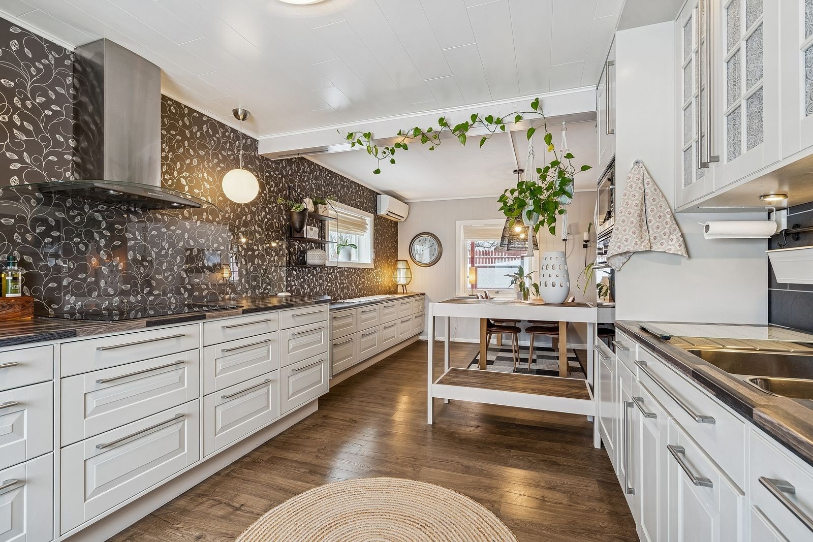 Det er et praktisk kjøkken i boligen, det er kort vei mellom de ulike arbeidssonene, og kjøkkenbenken er forlenget med skuffer inn i spisestuen (avlastningsbordet på bildet sitter ikke fast i kjøkkeninnredningen og blir fjernet ved salg). Galleribilde