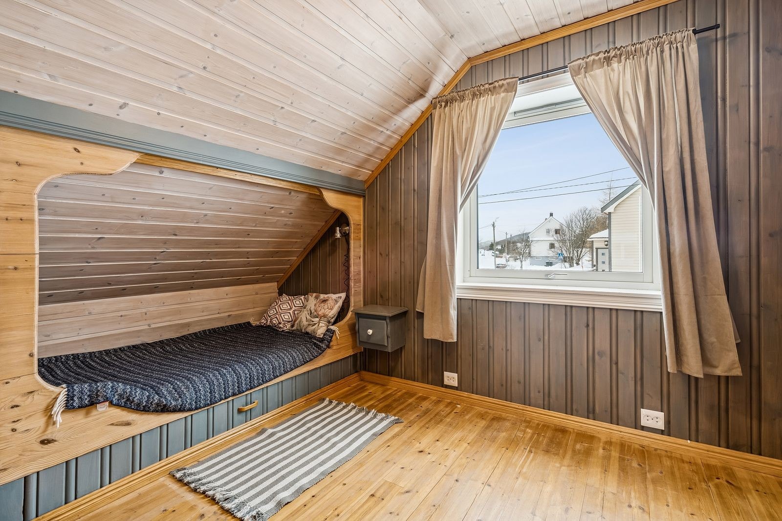 Her er det plassbygd seng og et lite ekstra rom i bakkant av fotograf som hører til romarealet. Galleribilde