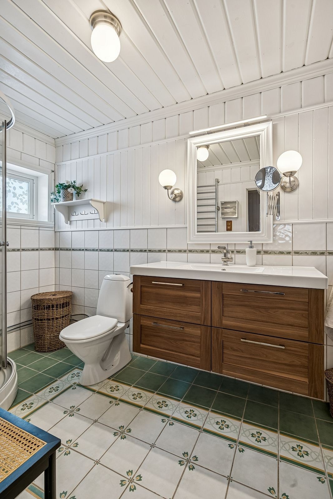 Nyere innreding med to høyskap på vegg mot vest. Det er også dusjkabinett på baderommet i hovedetasjen. Galleribilde