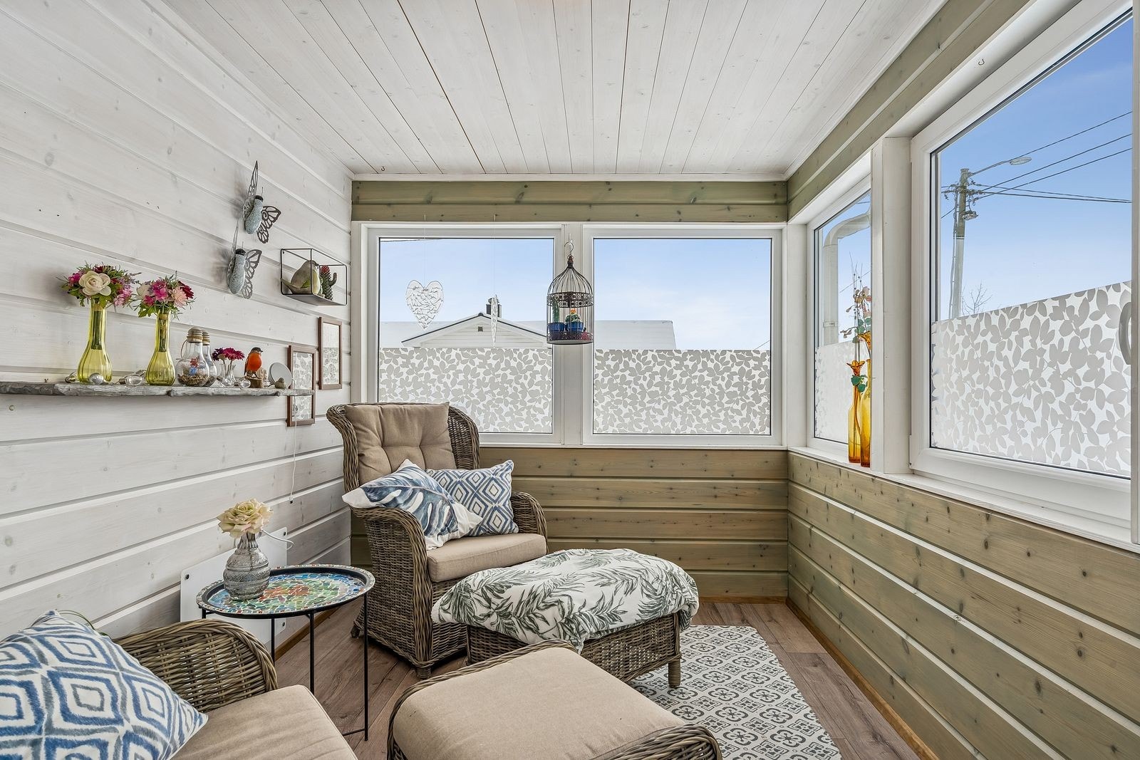 Utestuen har vært mye i bruk i vår-, sommer- og høstsesongen. Det er innlagt strøm slik at man kan ha både lys og varme. Ett vindu kan åpnes for lufting. Galleribilde