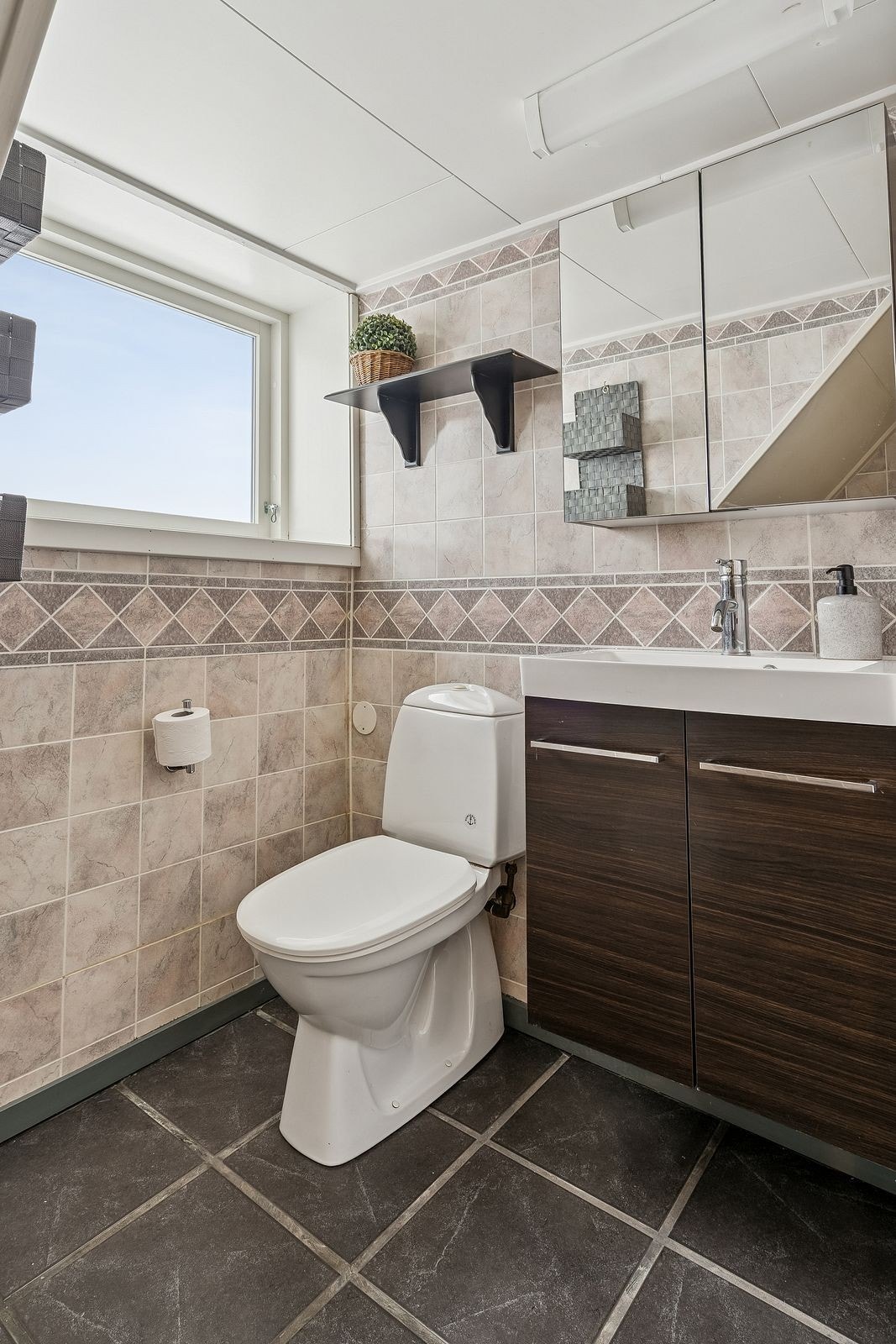 Toalettrom vegg-i-vegg med soverommet. Galleribilde