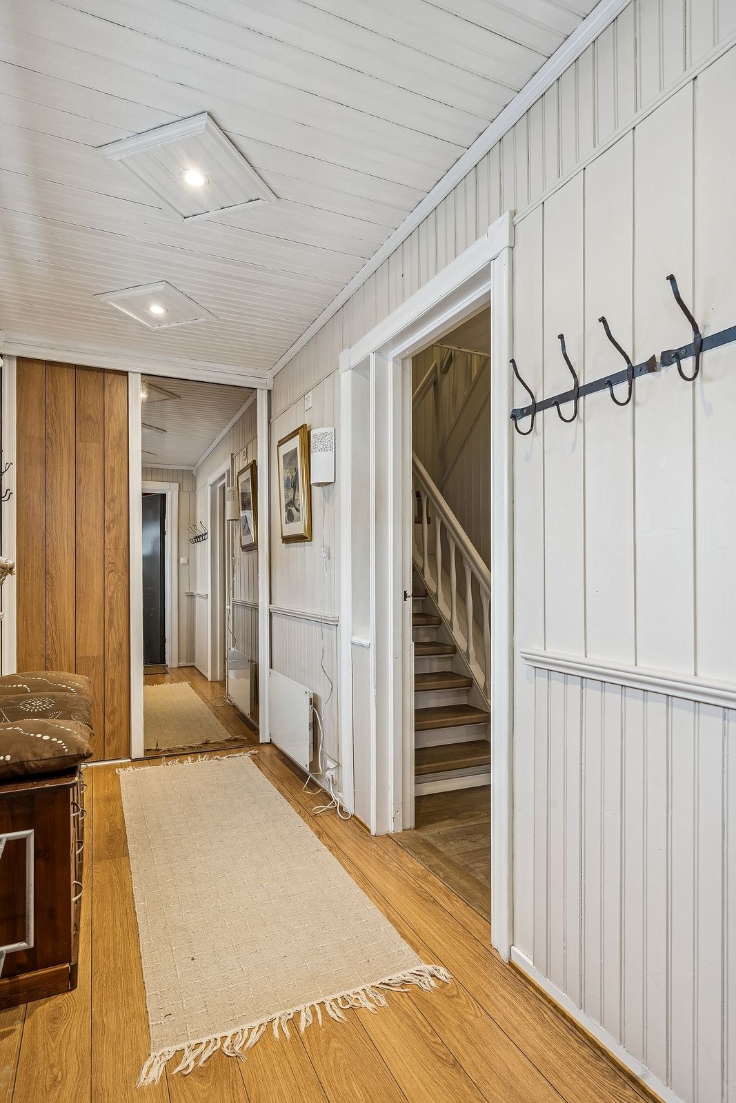 Skyvedøresgarderobe i enden av entrèen. Galleribilde