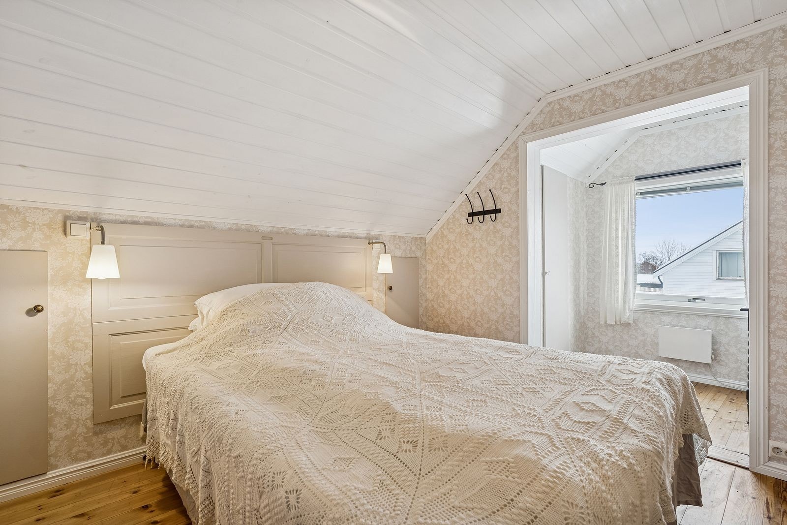 Hovedsoverommet har flere skap til oppbevaring og til garderobe. Galleribilde