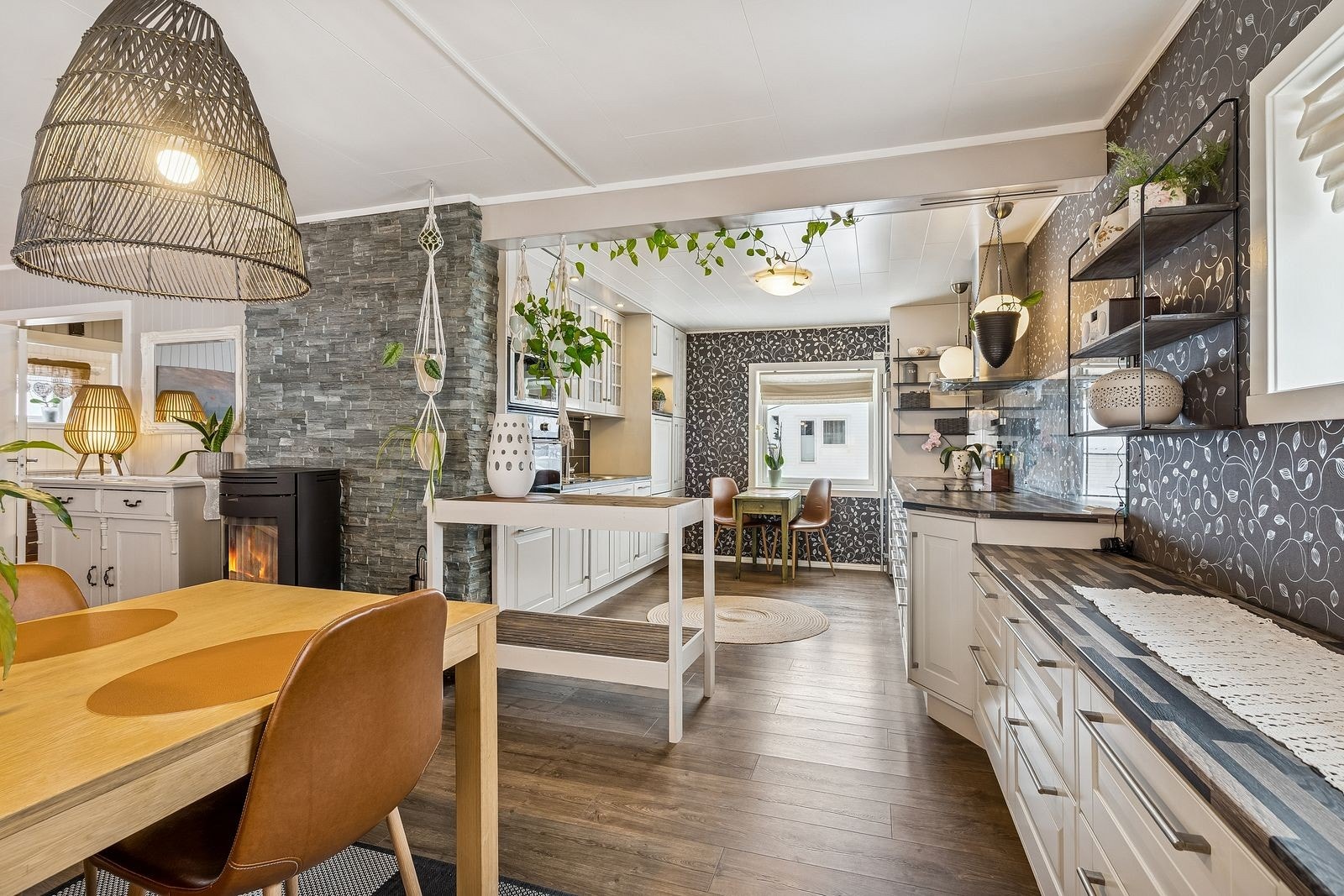 Det er god plass for spisestue og andre møblement i spisestuen - vedovnen kan sees fra hele spisestuen og stuen. Galleribilde