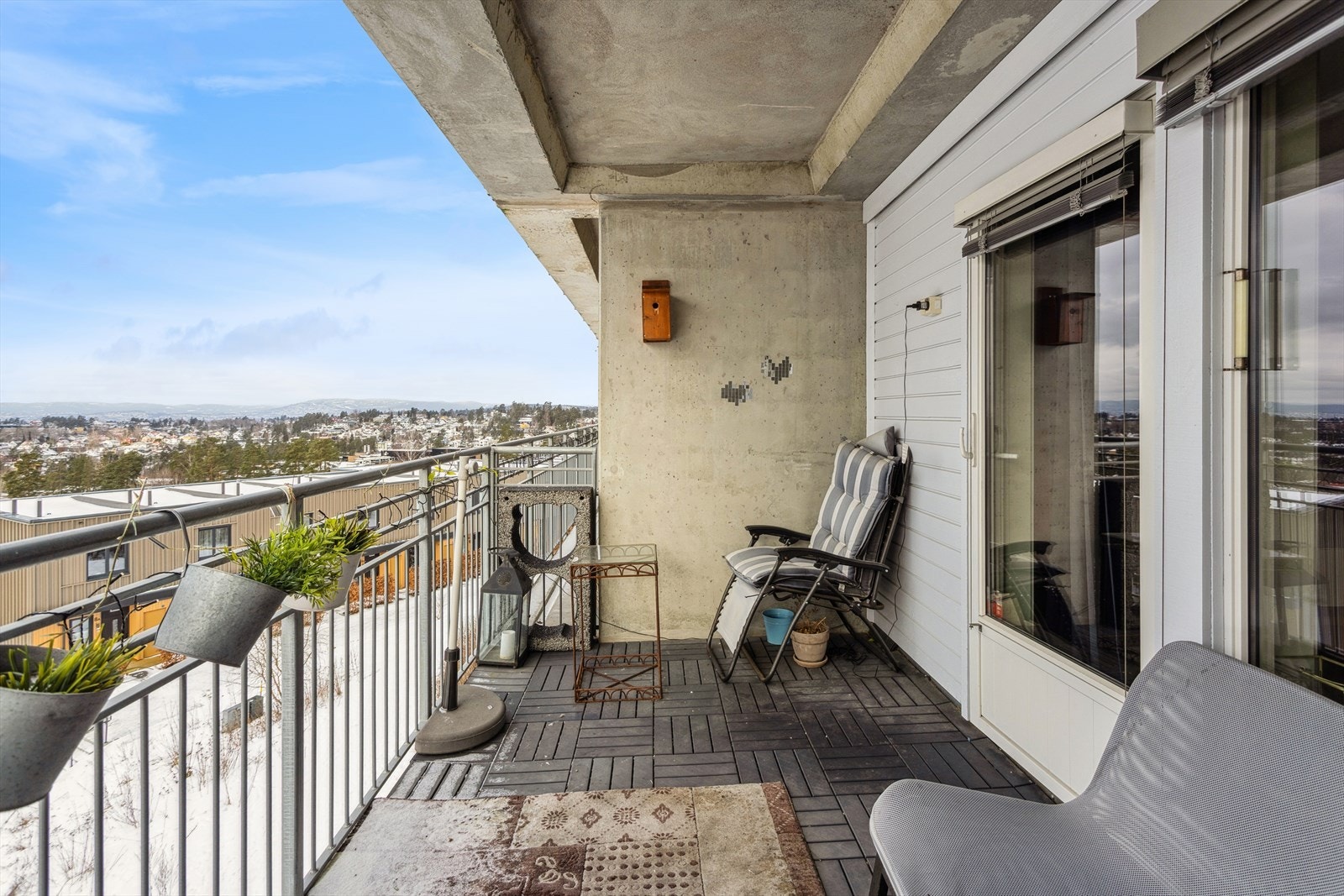 Direkte utgang til balkong fra stuen gir enkel tilgang til uteområdet. Galleribilde