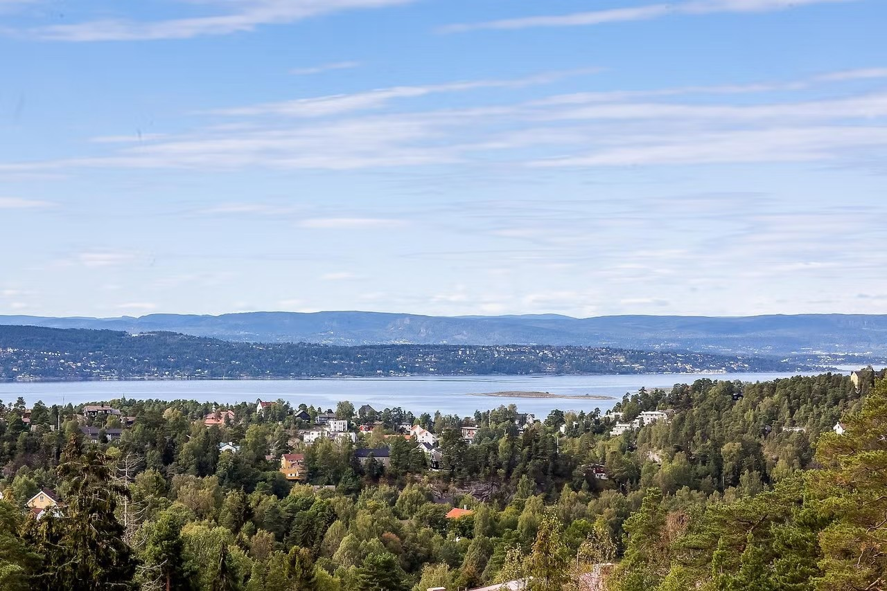 Utsikt mot fjorden gir et naturskjønt bakteppe. Galleribilde