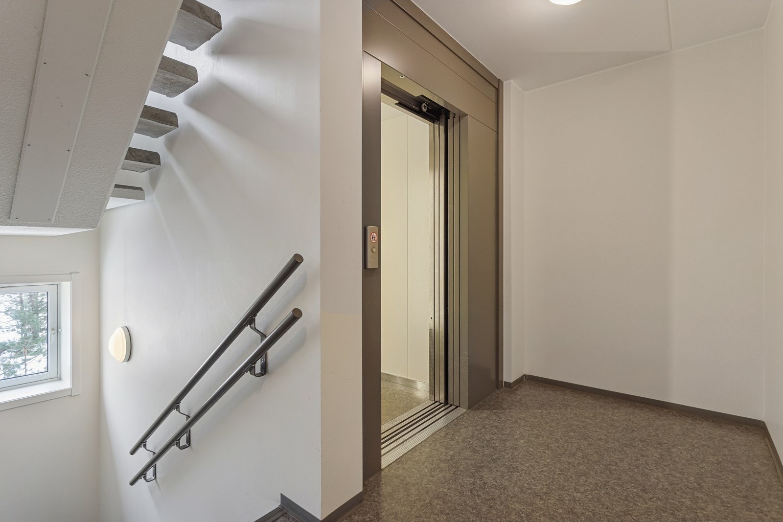 Det er heisadkomst helt til etasjeplanet og til garasjekjelleren. Galleribilde