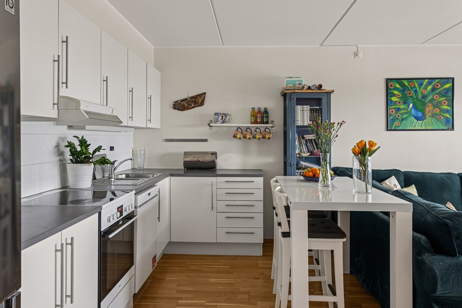 Benkeplaten har kjøkkenkran og nedfelt oppvaskkum, og det er lagt fliser på veggen mellom over- og underskap for et rent og tidløst uttrykk. Galleribilde