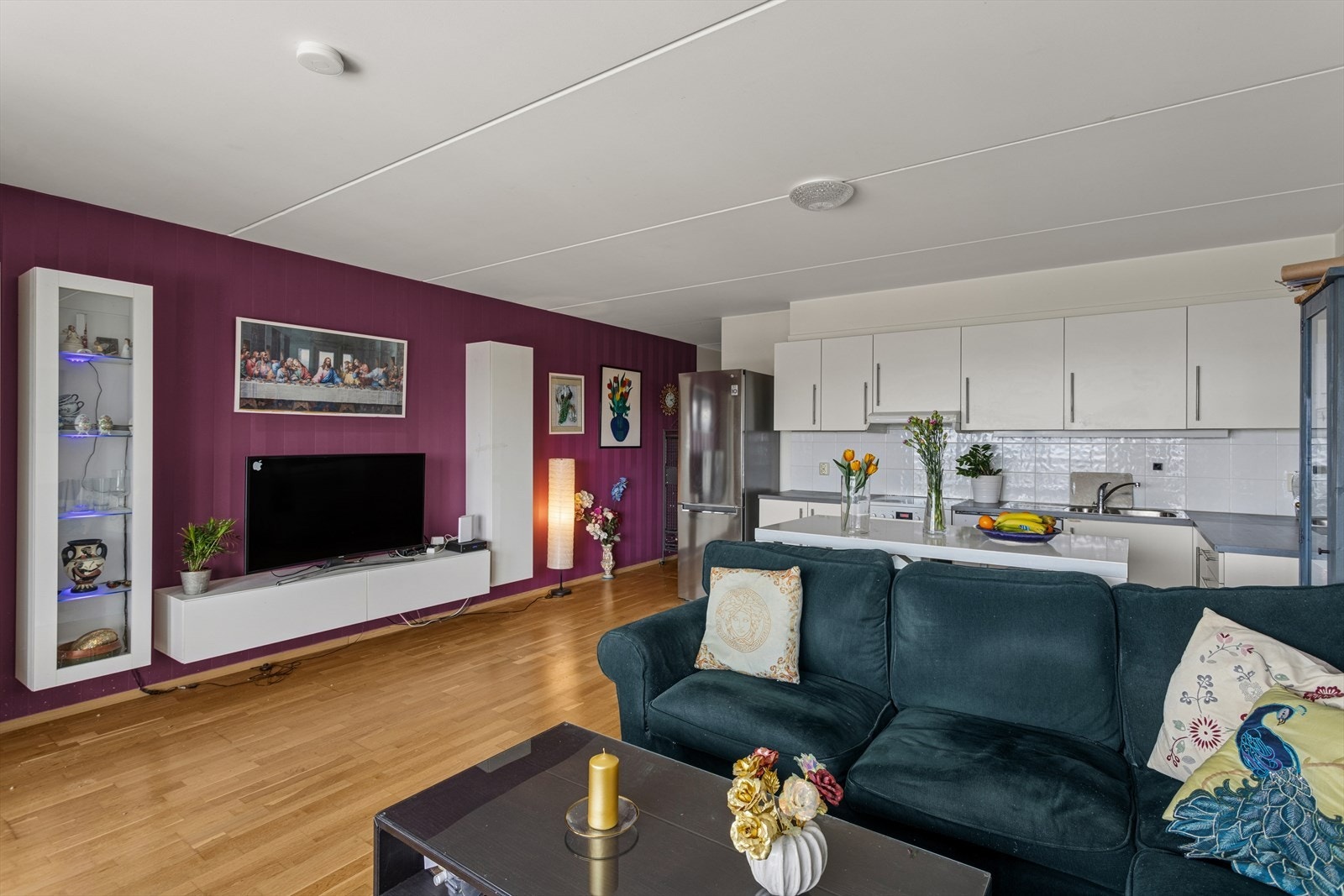 Leiligheten byr på en lys, åpen og sosial stue-/kjøkkenløsning med gode soner for både matlaging og avslapning. Galleribilde