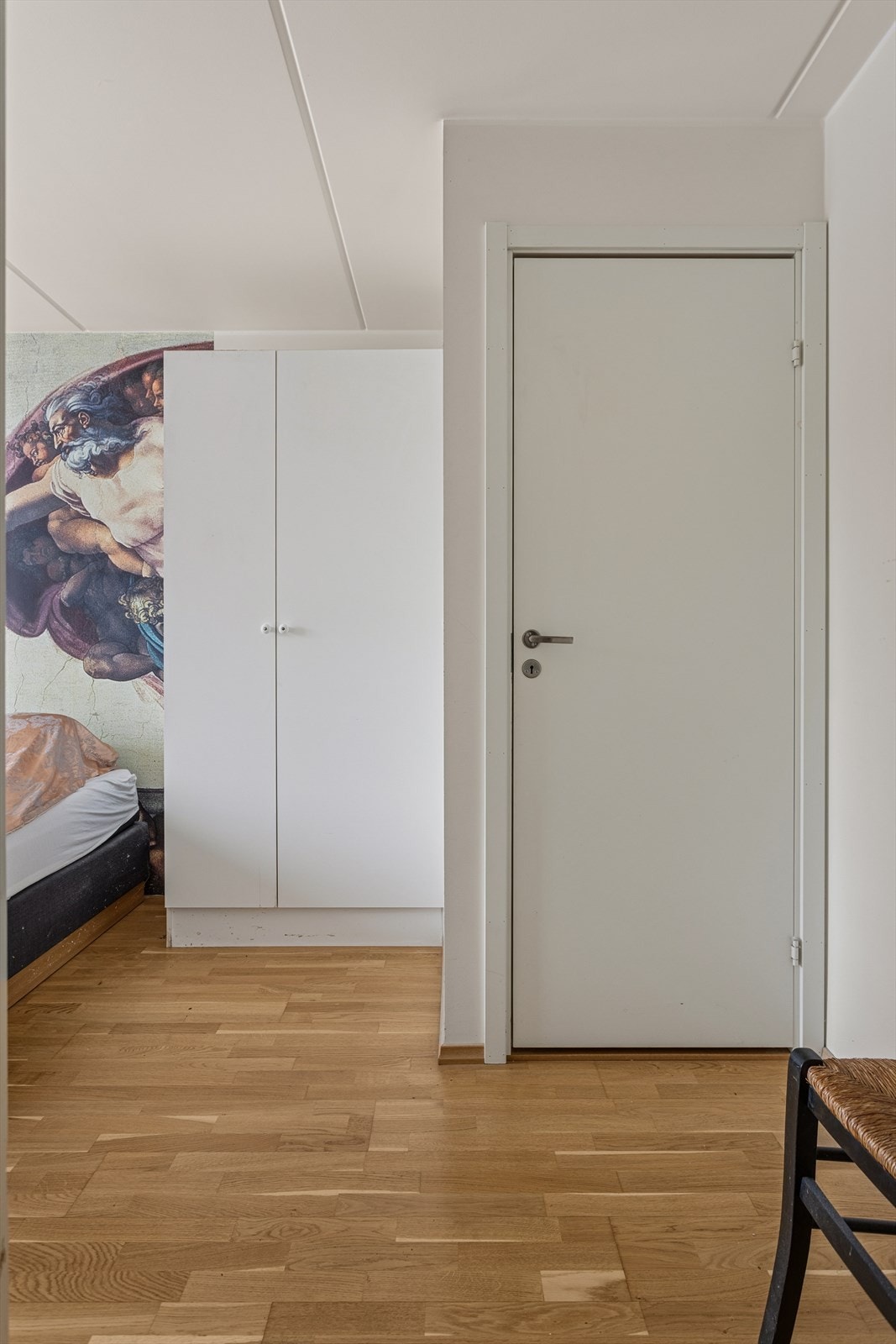 Fra hovedsoverommet har du tilgang til en innvendig bod for lett tilgjengelig lagring. Galleribilde