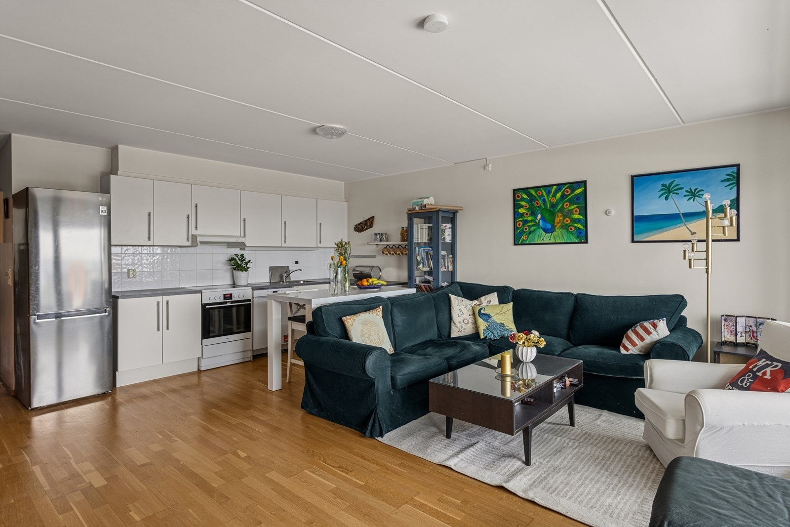 Kjøkkenet er fra byggeåret og har en lys og tidløs innredning med slette fronter og laminert benkeplate. Galleribilde