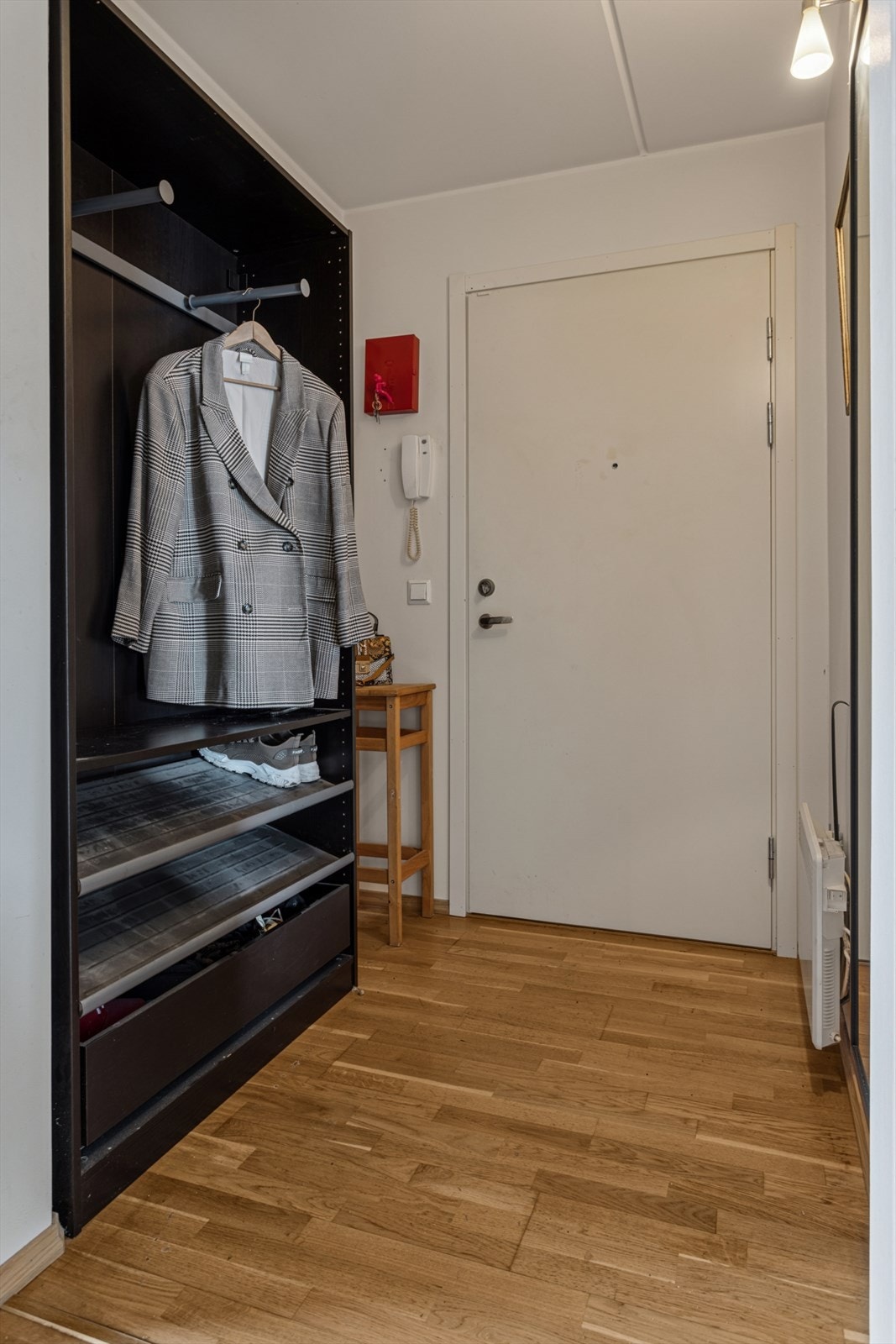 Den åpne garderobeløsningen gir praktisk og effektiv oppbevaring i entréen. Galleribilde