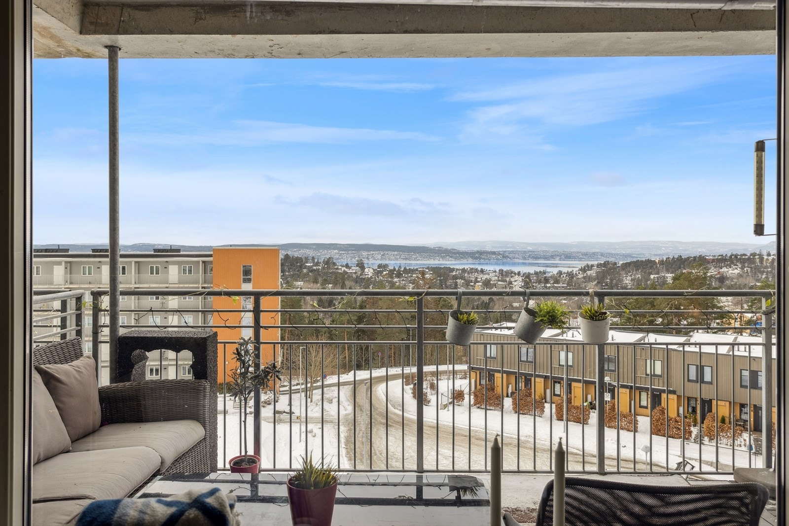 Leiligheten har en fantastisk utsikt som kan nytes både fra stuevinduene og fra balkongen. Galleribilde