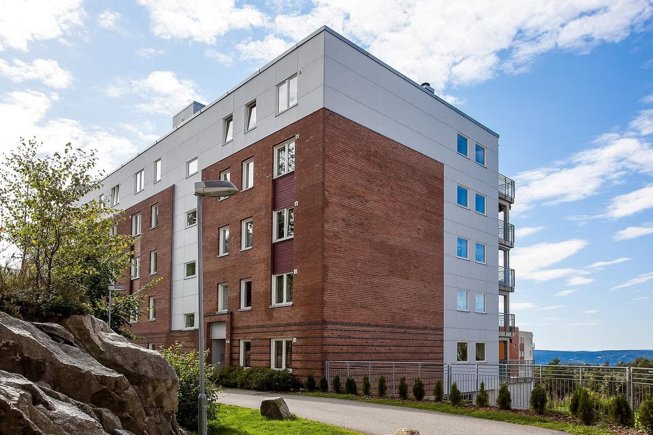 Området har gode kollektivmuligheter, med nærmeste bussholdeplass ca. 4 minutters gange fra eiendommen. Galleribilde