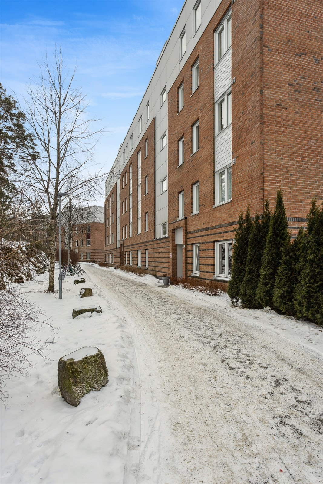 Borettslaget disponerer en pent opparbeidet felles tomt, til glede for både store og små. Galleribilde