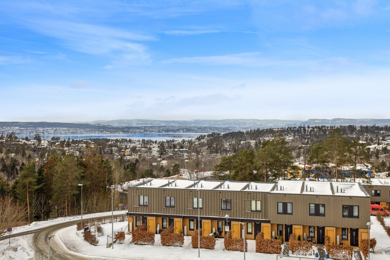 Eiendommen ligger på Mortensrud i Oslo - et område som kombinerer nærhet til natur, gode servicetilbud og enkel tilgang til sentrum. Galleribilde