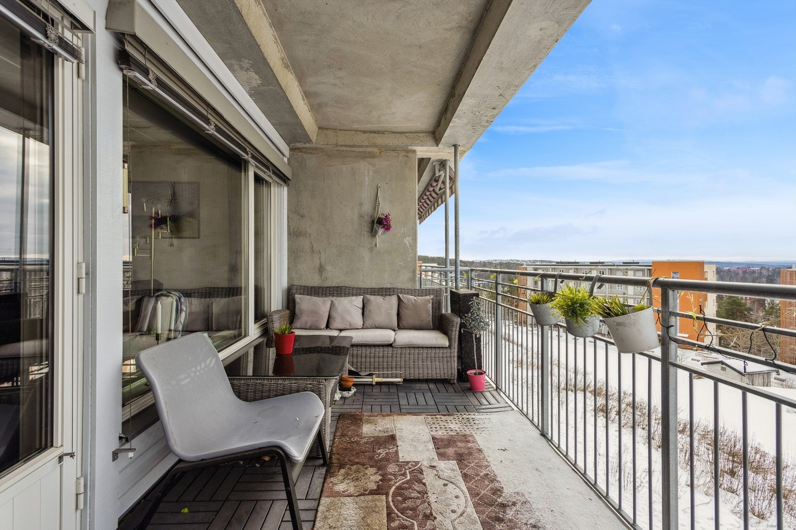 Solrik, overbygget balkong som er perfekt for hyggelige stunder utendørs. Galleribilde