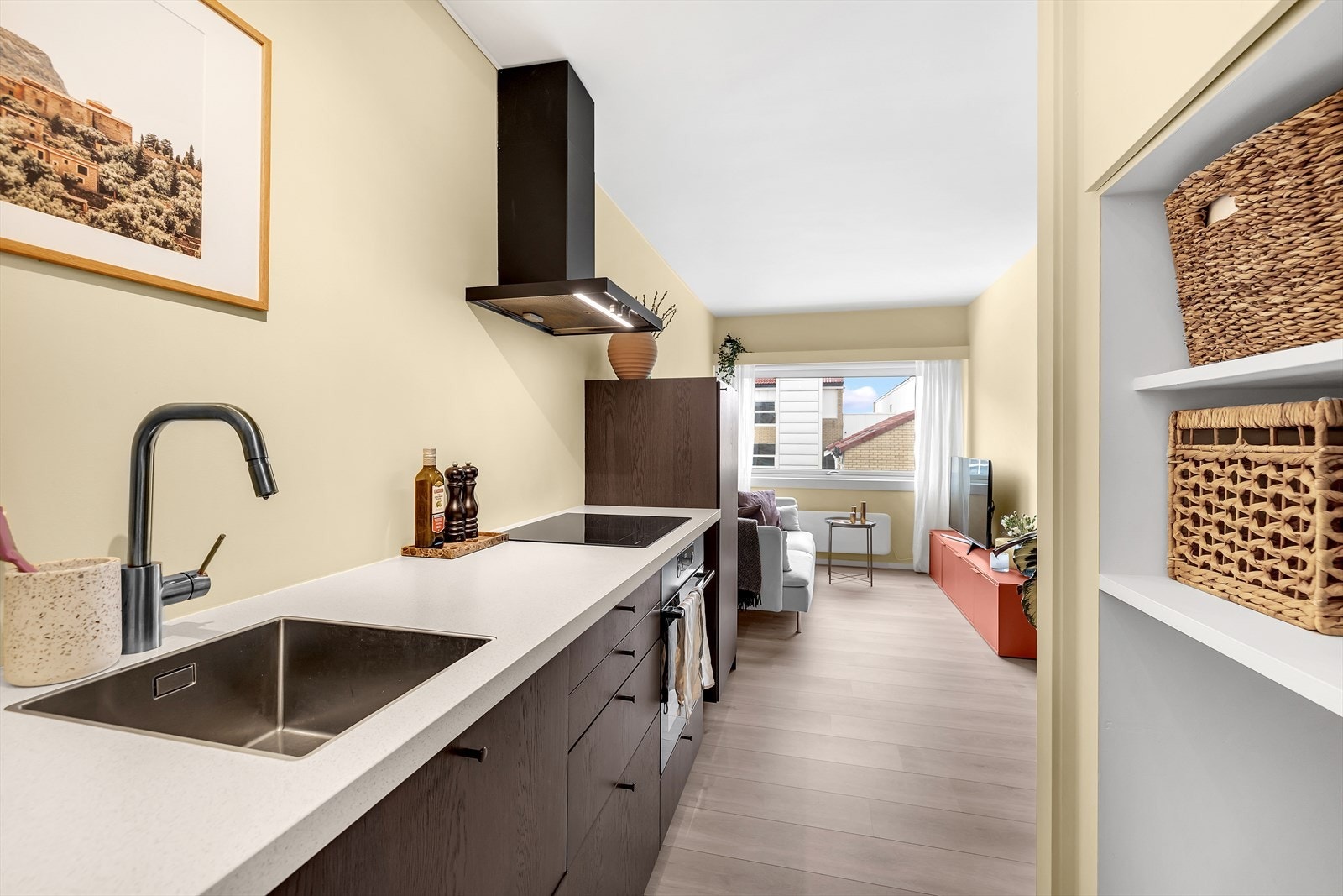 Kjøkkeninnredningen er fra IKEA og holder moderne og tidsriktig standard. Galleribilde