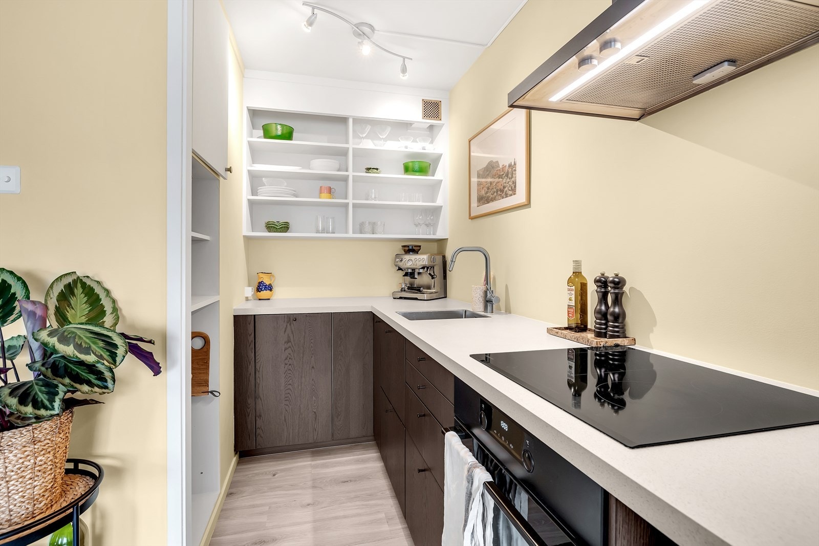 Kjøkkenet byr på masse god oppbevaringsplass i skap og skuffer. Galleribilde