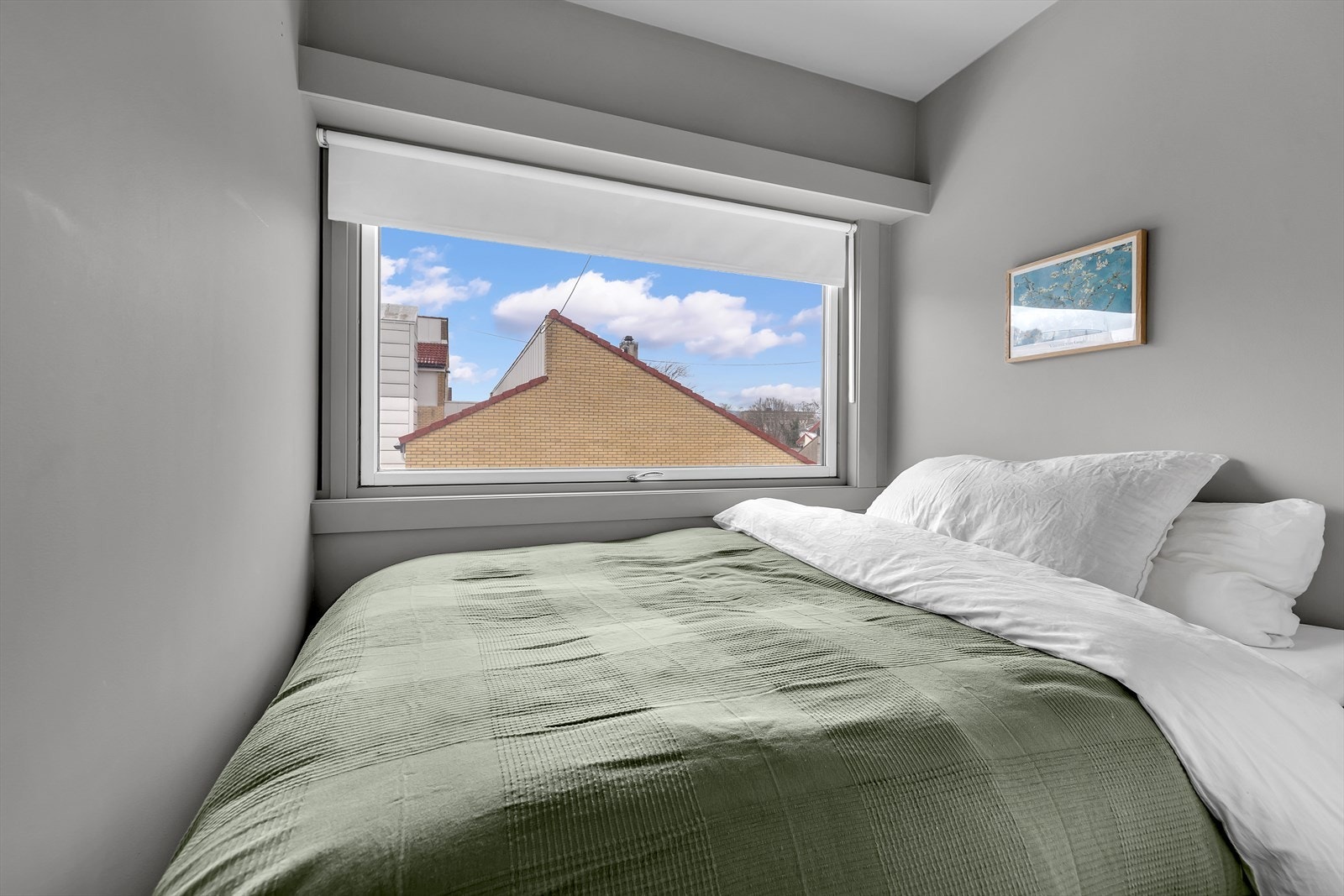 På soverommet har du plass til dobbeltseng og garderobeløsning. Galleribilde