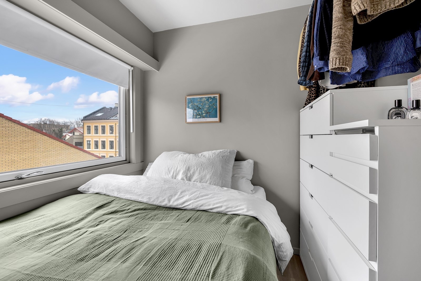 Rommet vender ut mot rolig område. Galleribilde