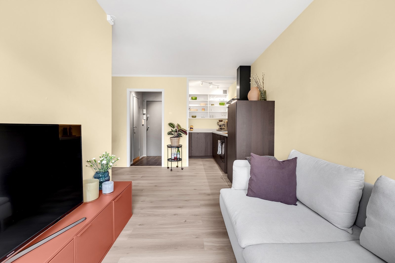 Stuen og kjøkkenet ligger i åpen løsning, og fremstår som et svært hyggelig og sosialt samlingspunkt. Galleribilde