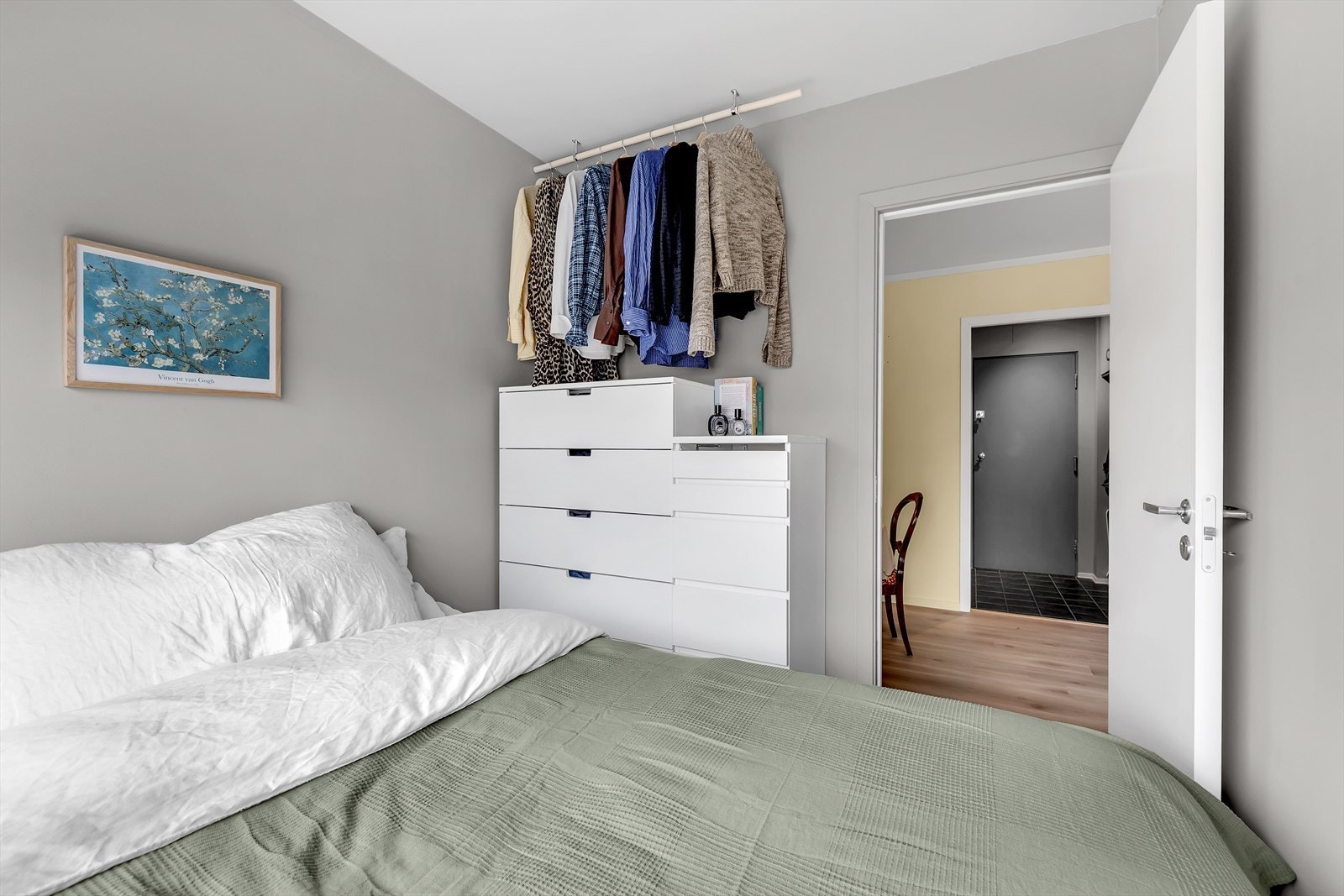 Vegger er holdt i en rolig gråfarge som enkelt kan kombineres med ønsket interiør. Galleribilde