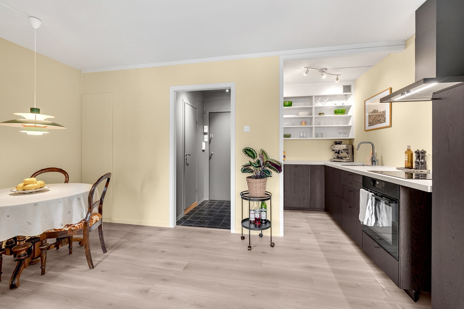 Leiligheten har nytt kjøkken fra 2021 med integrerte hvitevarer og god benkeplass. Galleribilde