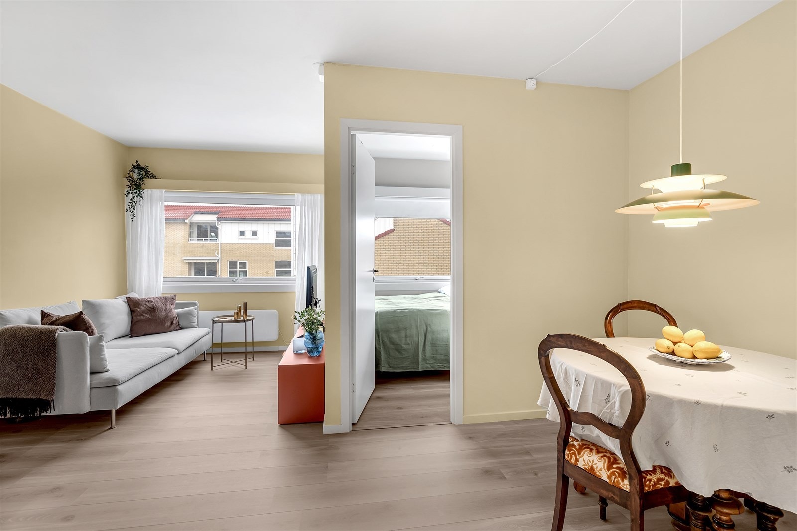 Boligens gjennomtenkte planløsning utnytter arealet effektivt og legger til rette for fleksible møbleringsmuligheter. Galleribilde