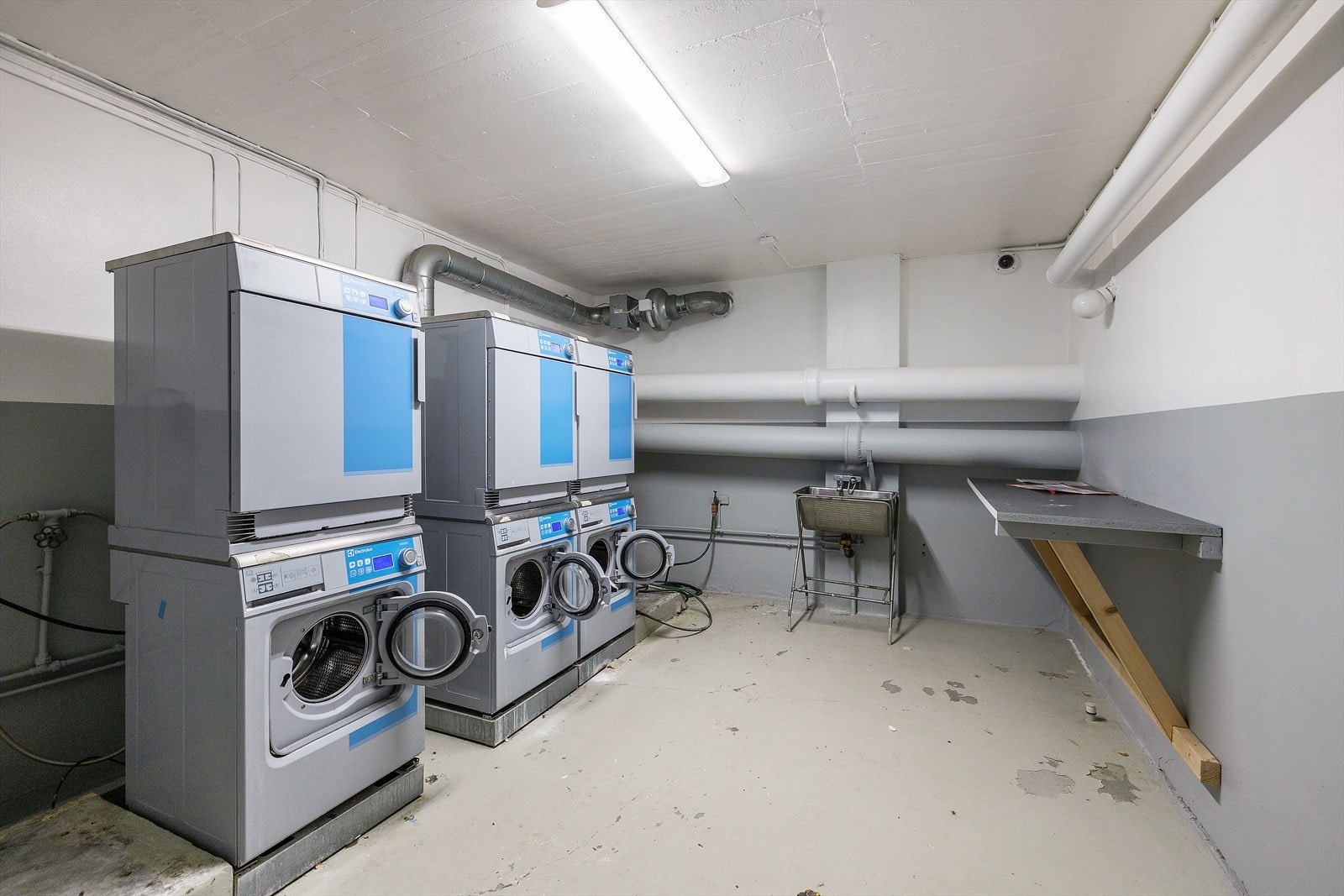 I kjelleren har du gode muligheter for klesvask i felles vaskeri for sameiet. Galleribilde