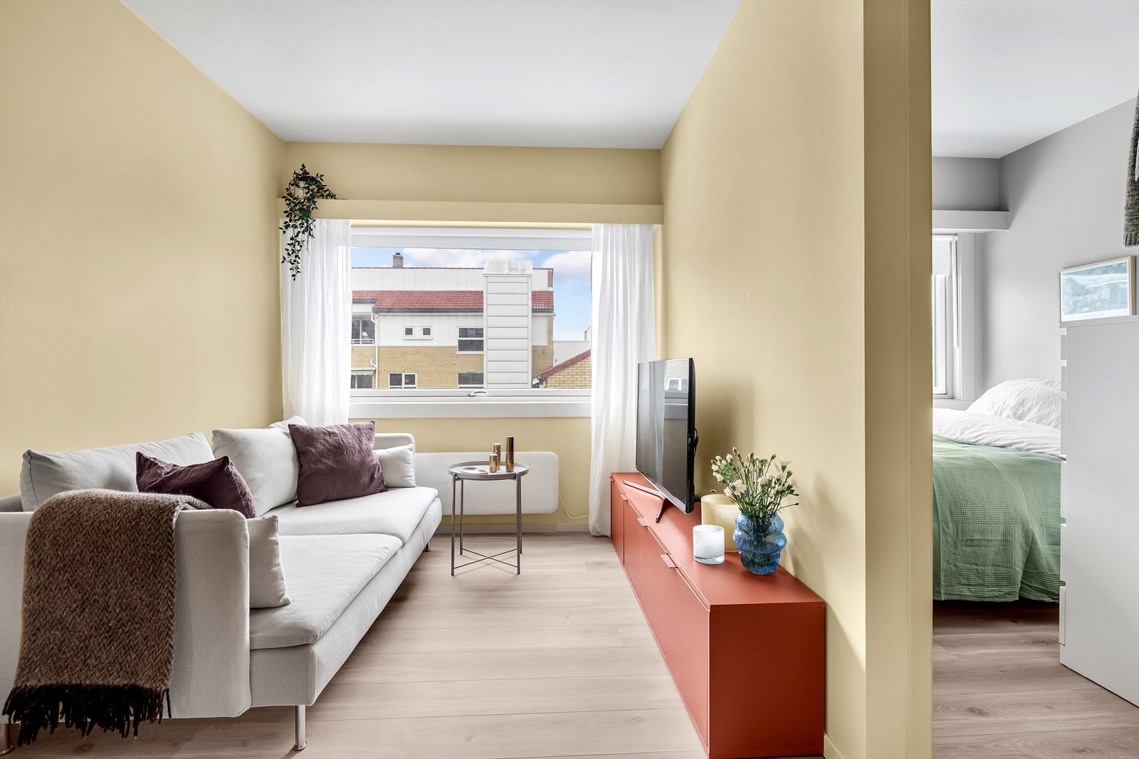 Lys og luftig stue med store vindusflater som slipper inn rikelig med naturlig lys. Galleribilde