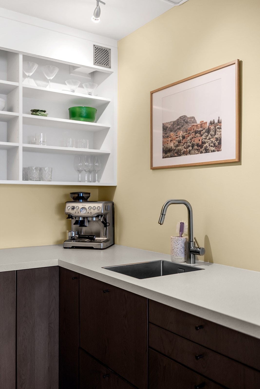 Kjøkkenet er også utstyrt med flotte integrerte hvitevarer som stekeovn, platetopp, oppvaskmaskin av smal type og kjøleskap. Galleribilde